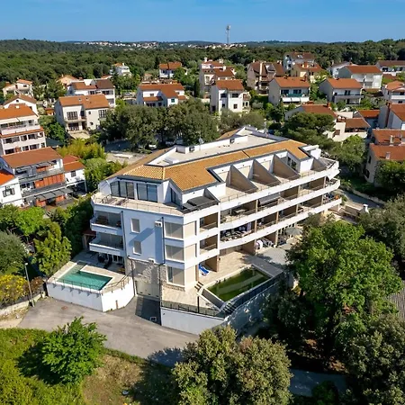 Nensi * Pjescana Uvala